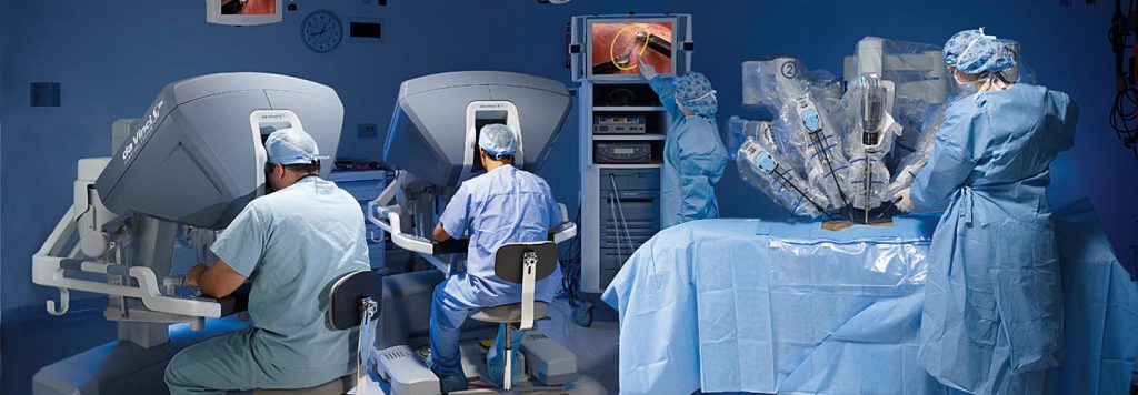 Cirujano del Instituto de Urología Robótica en Monterrey operando el robot Da Vinci con tecnología de precisión.