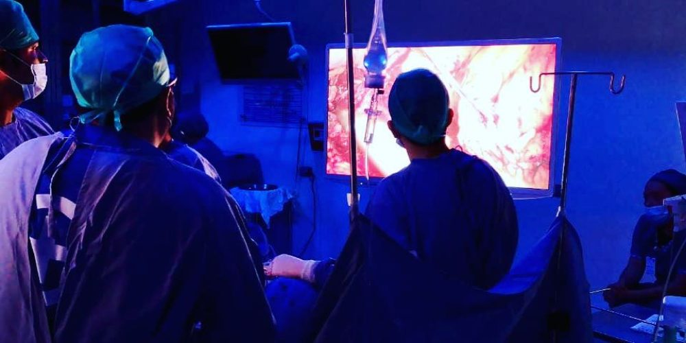 Procedimiento urológico realizado por especialistas del Instituto de Urología Robótica en Monterrey, mostrando atención médica avanzada y técnicas mínimamente invasivas.